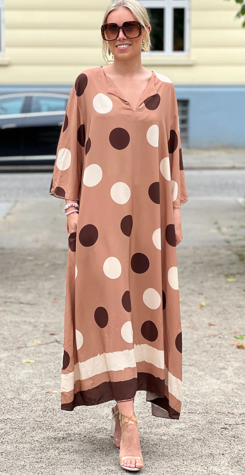 Effie lang kjole med store dots og lommer taupe LikeLondon - Image 4