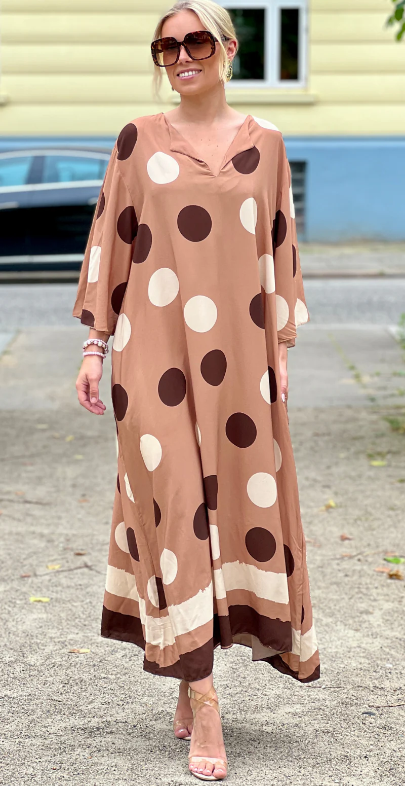 Effie lang kjole med store dots og lommer taupe LikeLondon - Image 5