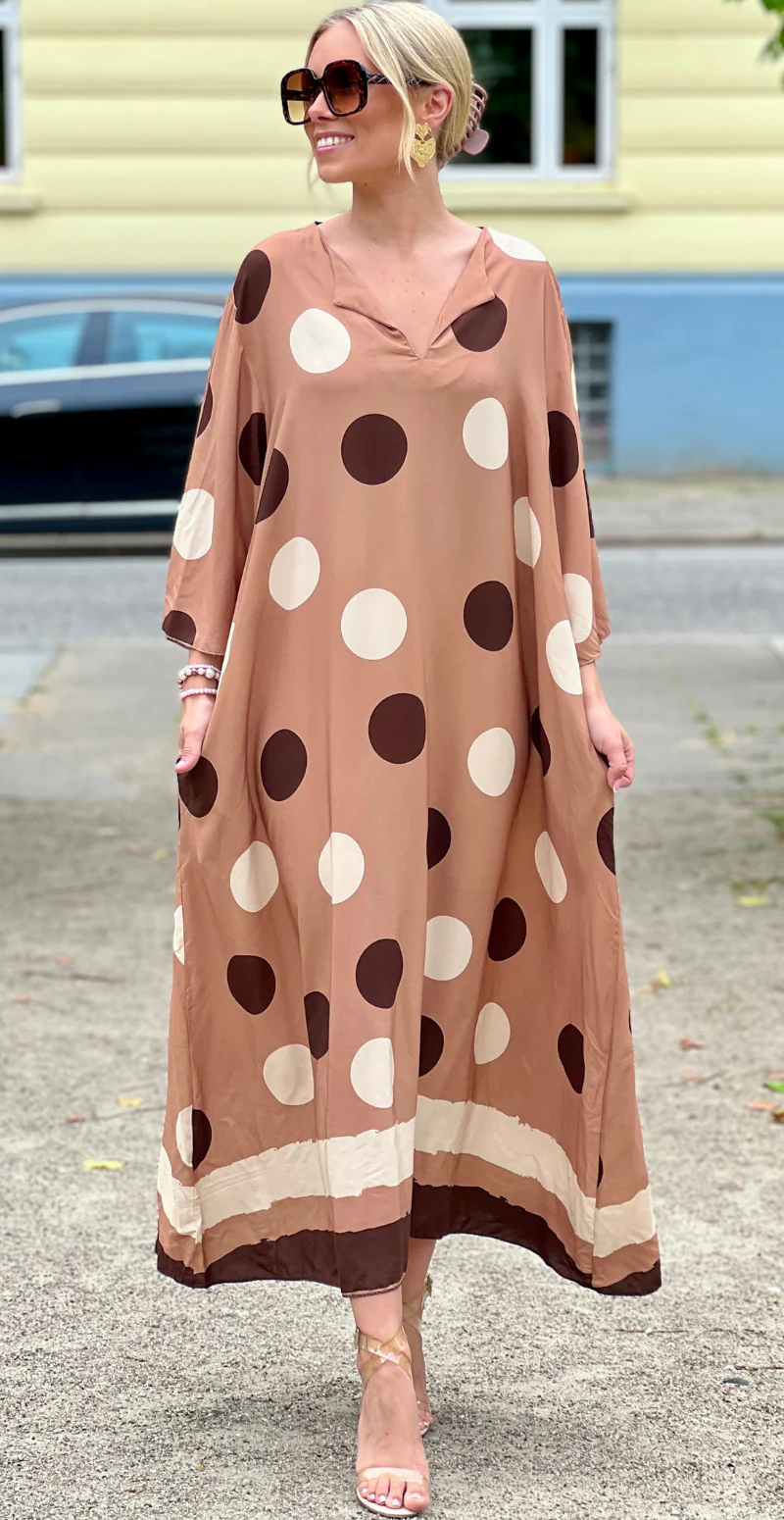 Effie lang kjole med store dots og lommer taupe LikeLondon - Image 6