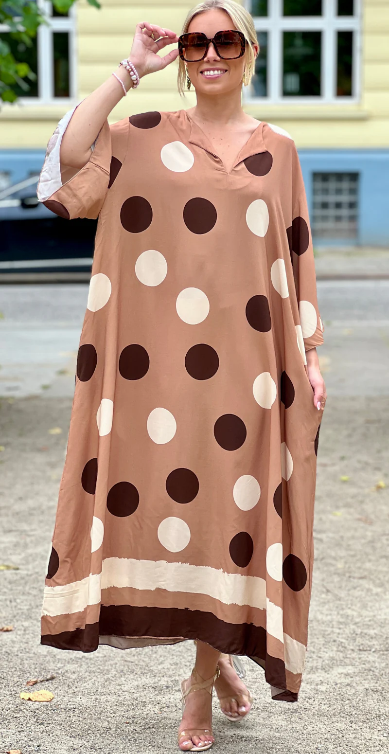Effie lang kjole med store dots og lommer taupe LikeLondon - Image 7