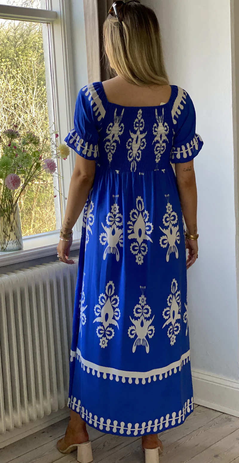 Elga lang kjole med smock og mønster royal blue LikeLondon - Image 3