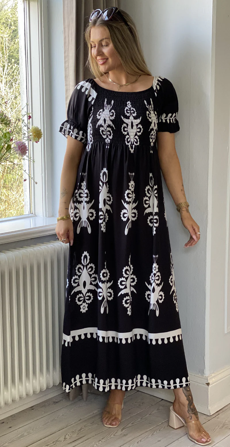Elga lang kjole med smock og mønster sort LikeLondon - Image 3