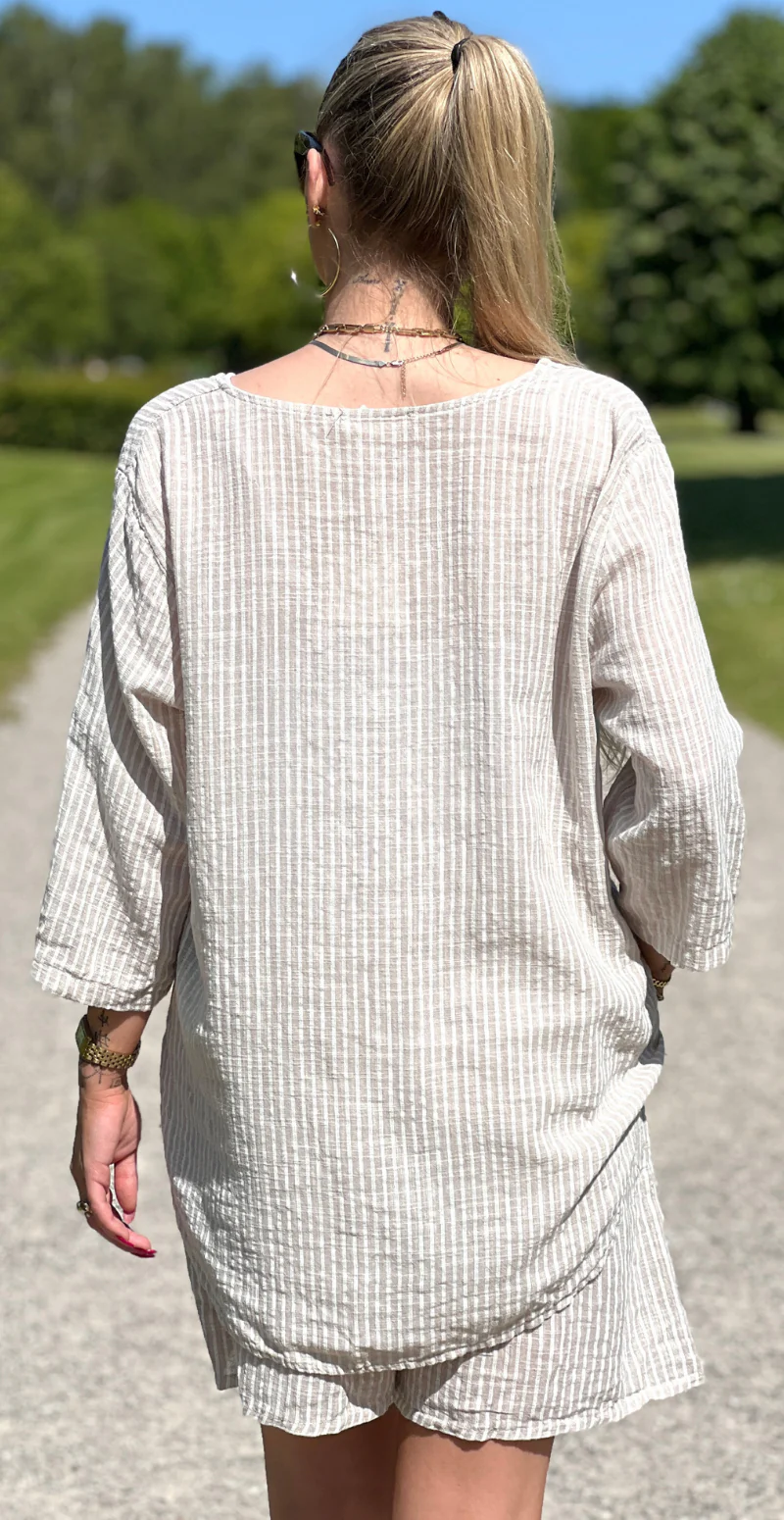 Elise bluse med striber og træknap beige LikeLondon - Image 6