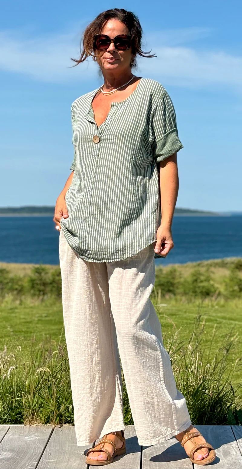 Elise bluse med striber og træknap khaki LikeLondon - Image 2