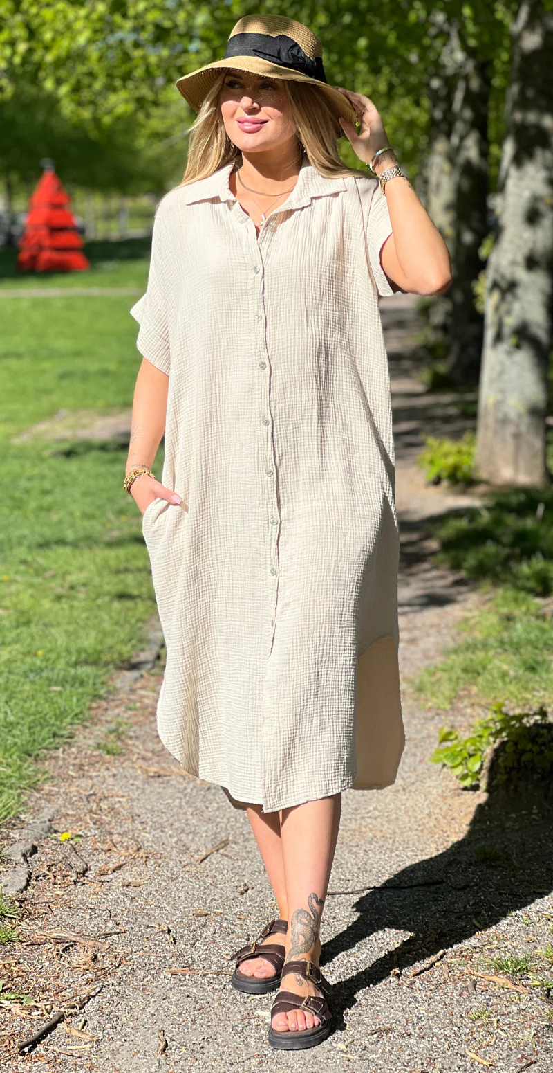 Ella gennemknappet kjole i musselin beige LikeLondon - Image 2