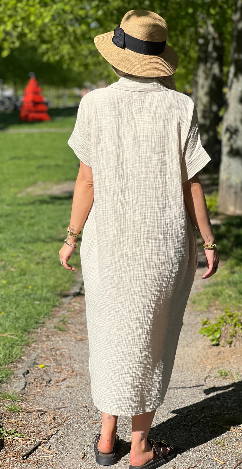 Ella gennemknappet kjole i musselin beige LikeLondon - Image 3