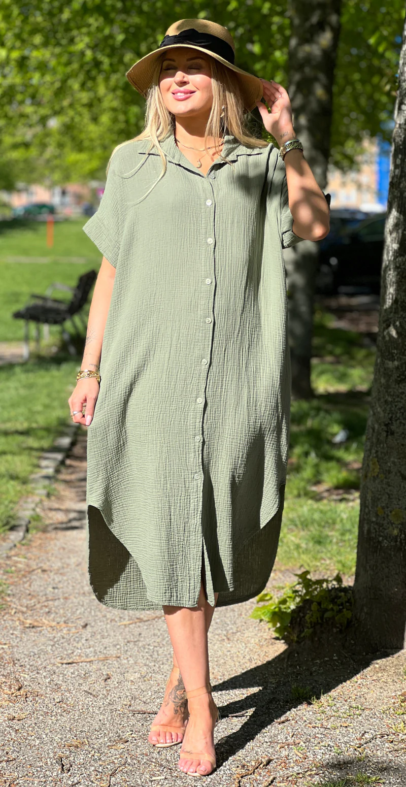 Ella gennemknappet kjole i musselin khaki LikeLondon - Image 2
