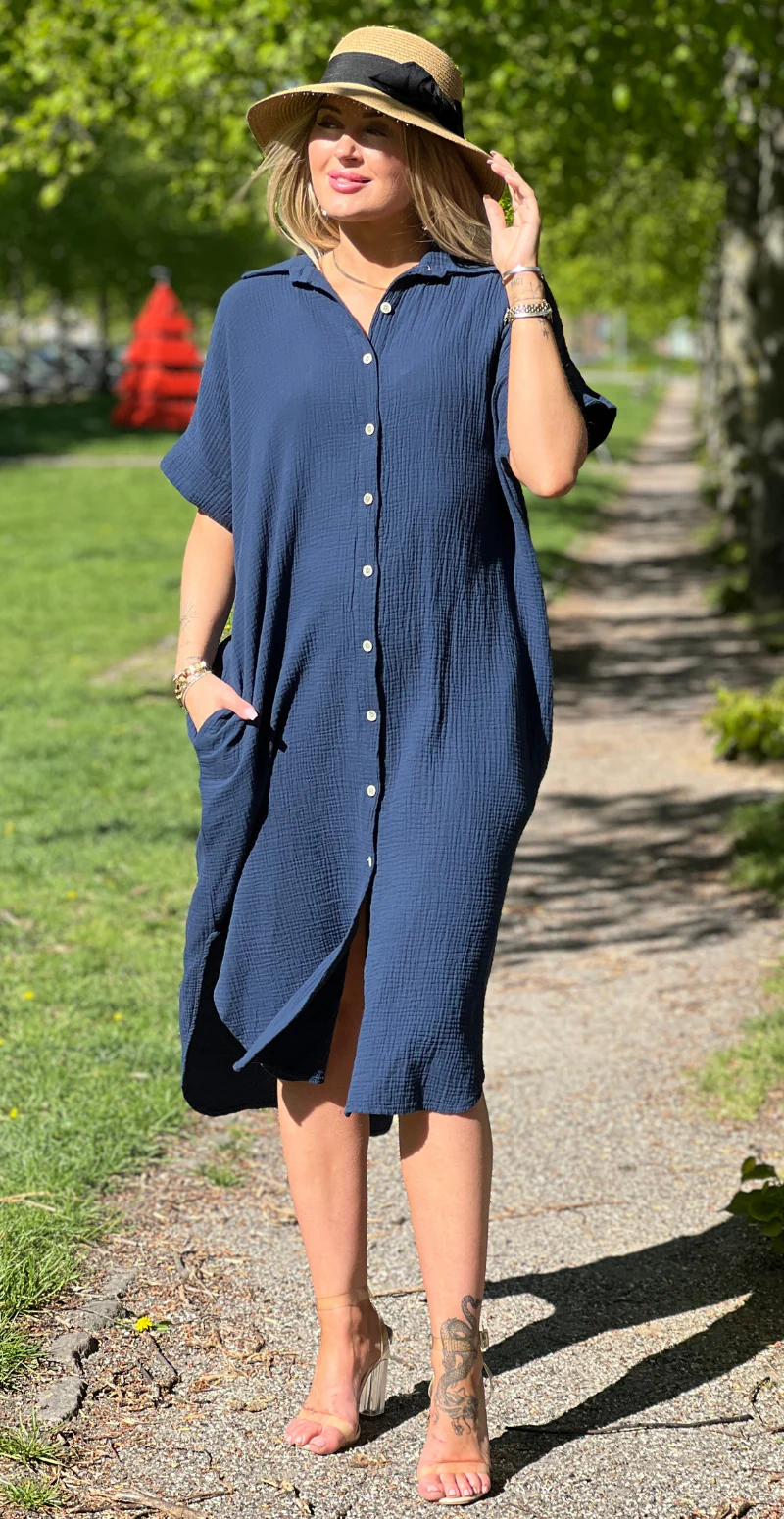 Ella gennemknappet kjole i musselin navy LikeLondon - Image 2