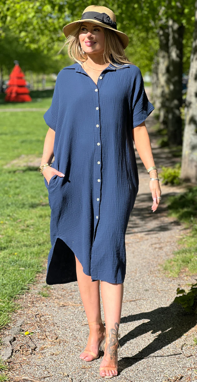 Ella gennemknappet kjole i musselin navy LikeLondon - Image 3