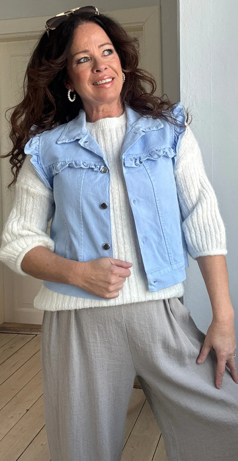 Elli vest med flæsedetaljer skyblue LikeLondon - Image 3