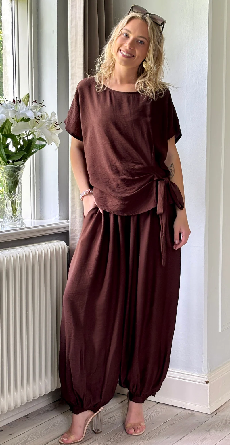 Ellie kortærmet bluse med bindebånd i siden brun LikeLondon