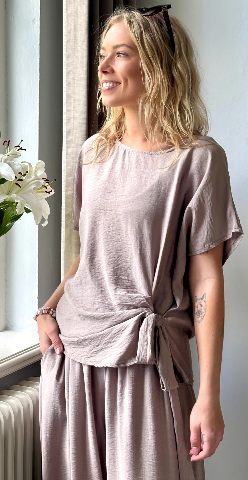Ellie kortærmet bluse med bindebånd i siden fango LikeLondon