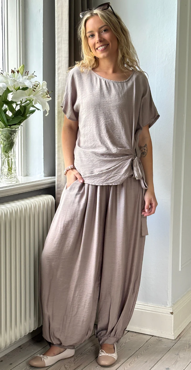 Ellie kortærmet bluse med bindebånd i siden fango LikeLondon - Image 2