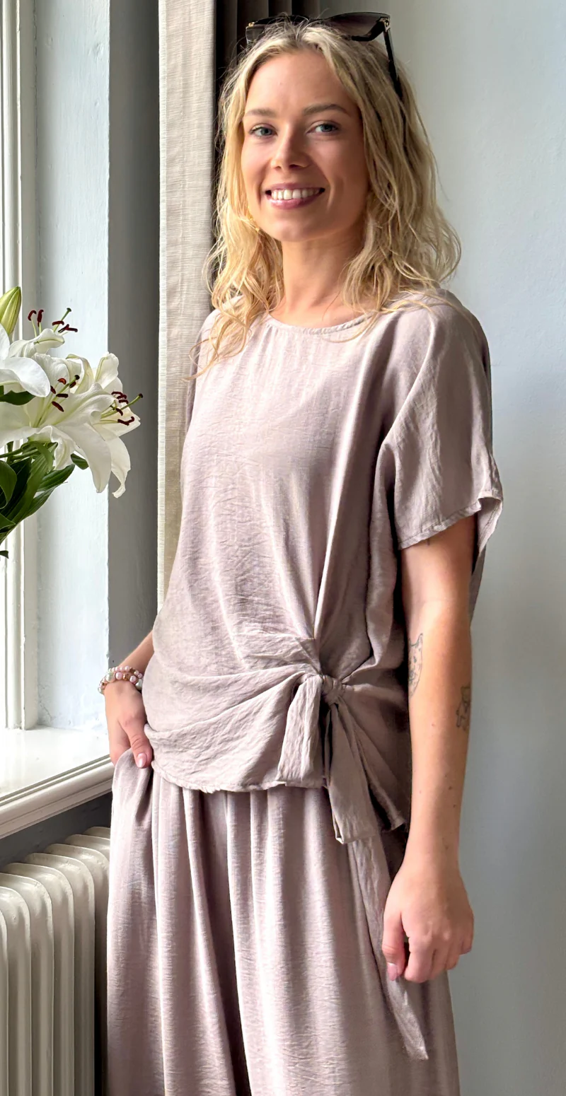 Ellie kortærmet bluse med bindebånd i siden fango LikeLondon - Image 3