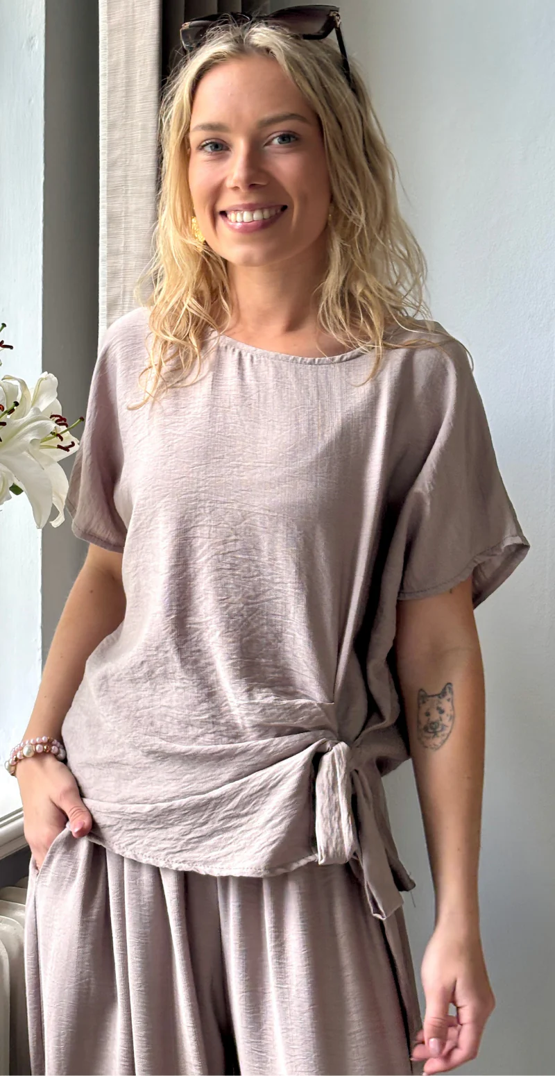 Ellie kortærmet bluse med bindebånd i siden fango LikeLondon - Image 4