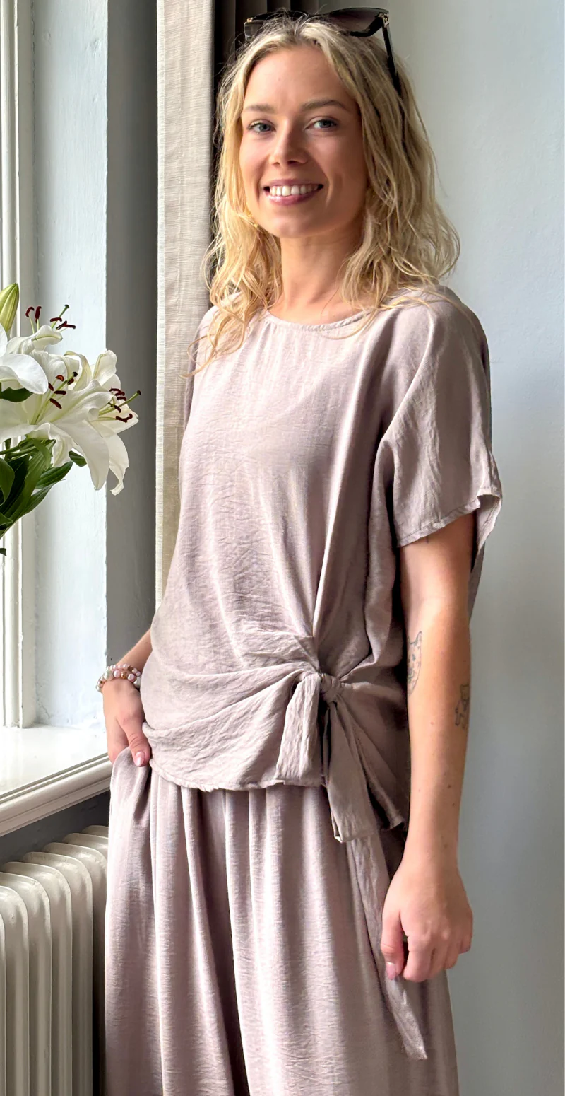 Ellie kortærmet bluse med bindebånd i siden fango LikeLondon - Image 6