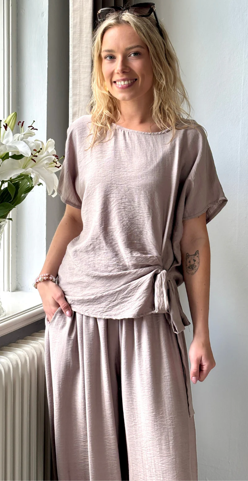 Ellie kortærmet bluse med bindebånd i siden fango LikeLondon - Image 8