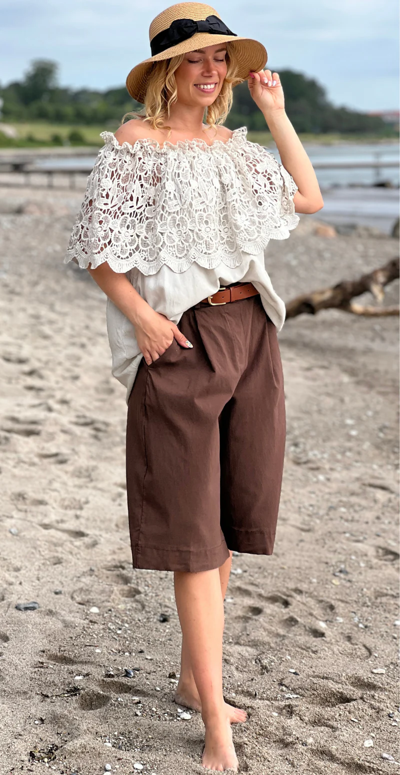Forudbestil uge 28/29 Elsa bluse uden ærmer og blondekappe beige LikeLondon - Image 6