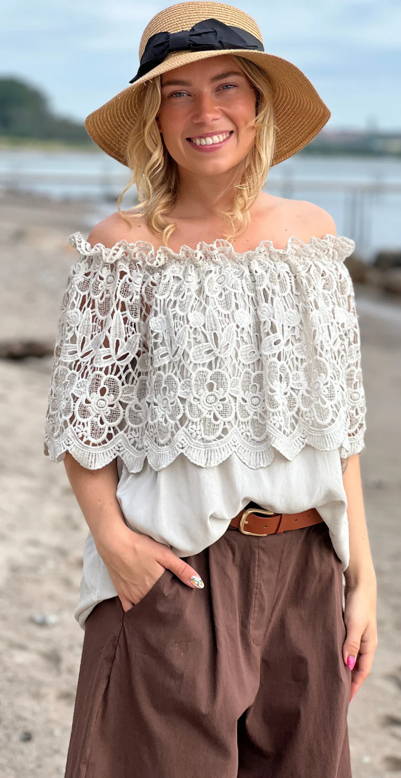 Forudbestil uge 28/29 Elsa bluse uden ærmer og blondekappe beige LikeLondon - Image 7