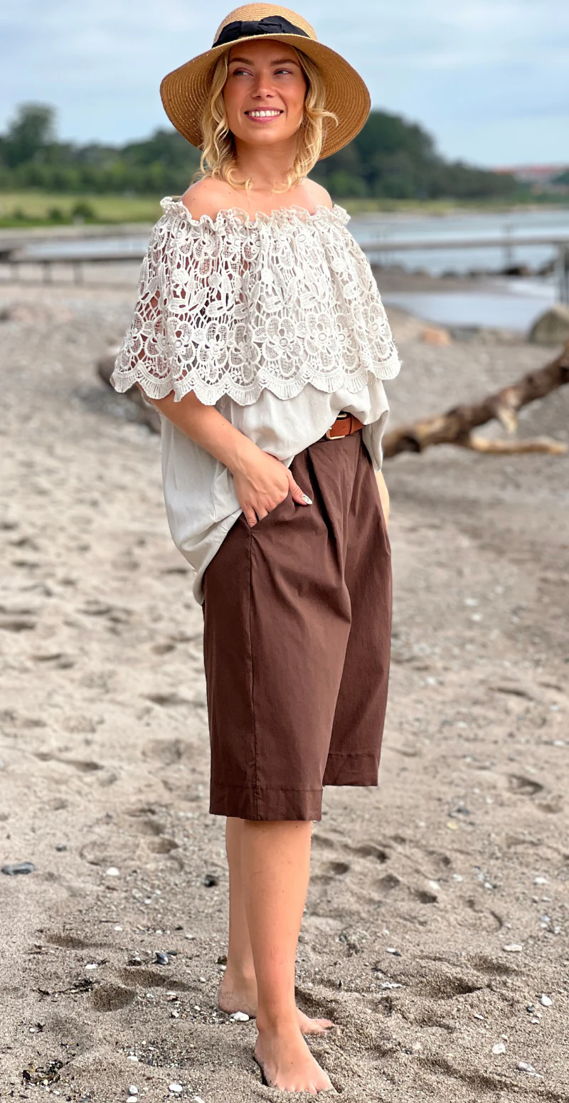 Forudbestil uge 28/29 Elsa bluse uden ærmer og blondekappe beige LikeLondon - Image 8
