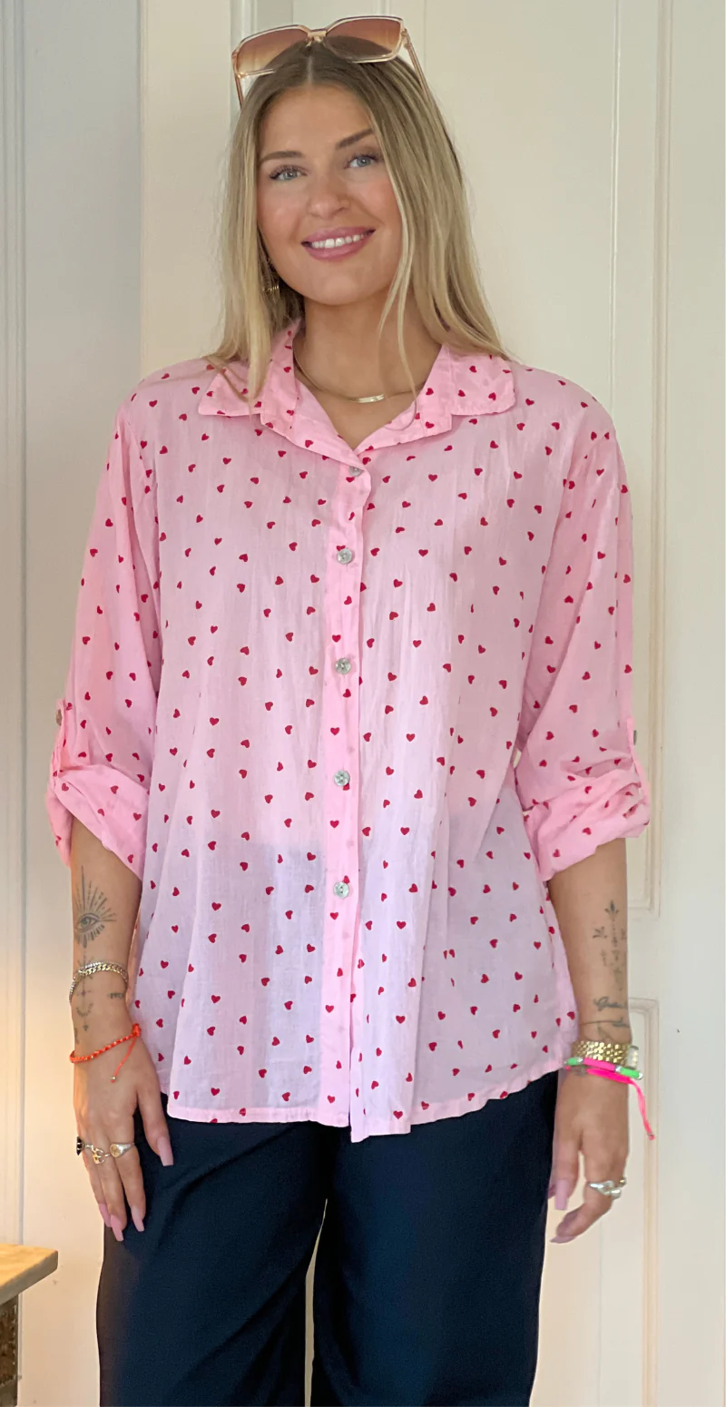 Embla skjorte med små hjerter pink LikeLondon