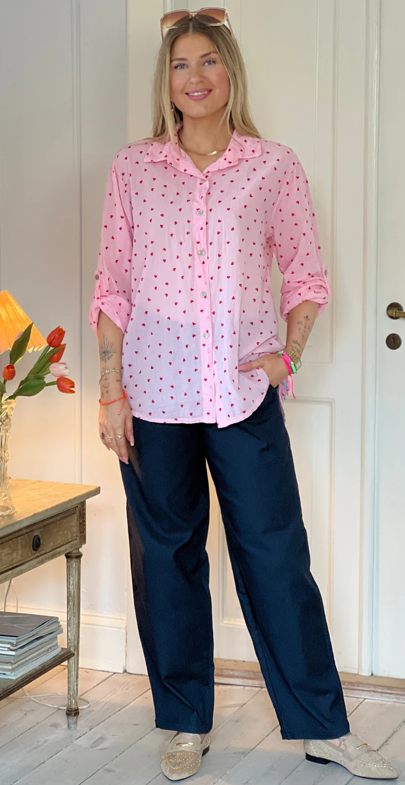 Embla skjorte med små hjerter pink LikeLondon - Image 3