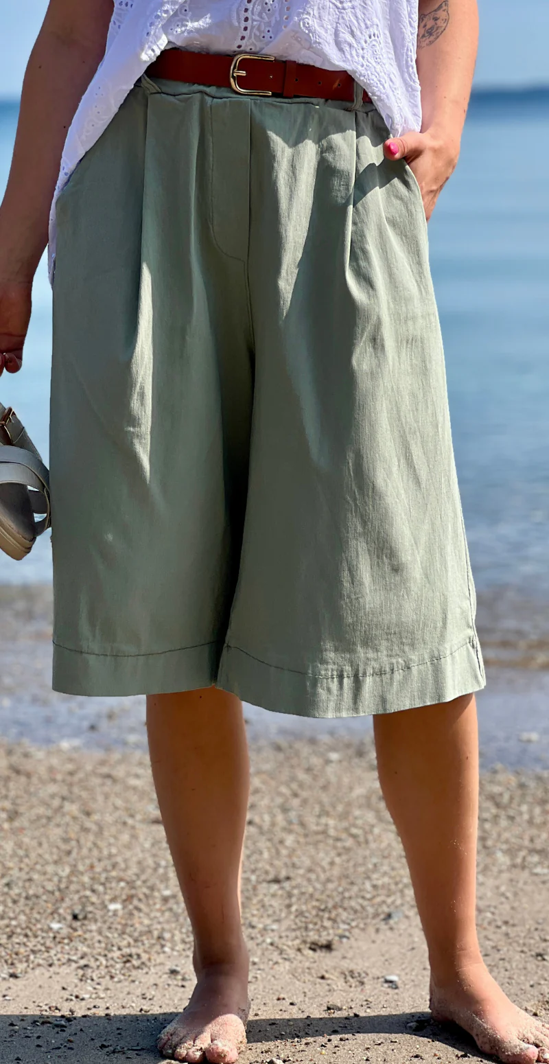 Forudbestil uge 28/29 Emma bermuda ensfarvet shorts og bælte khaki LikeLondon - Image 2