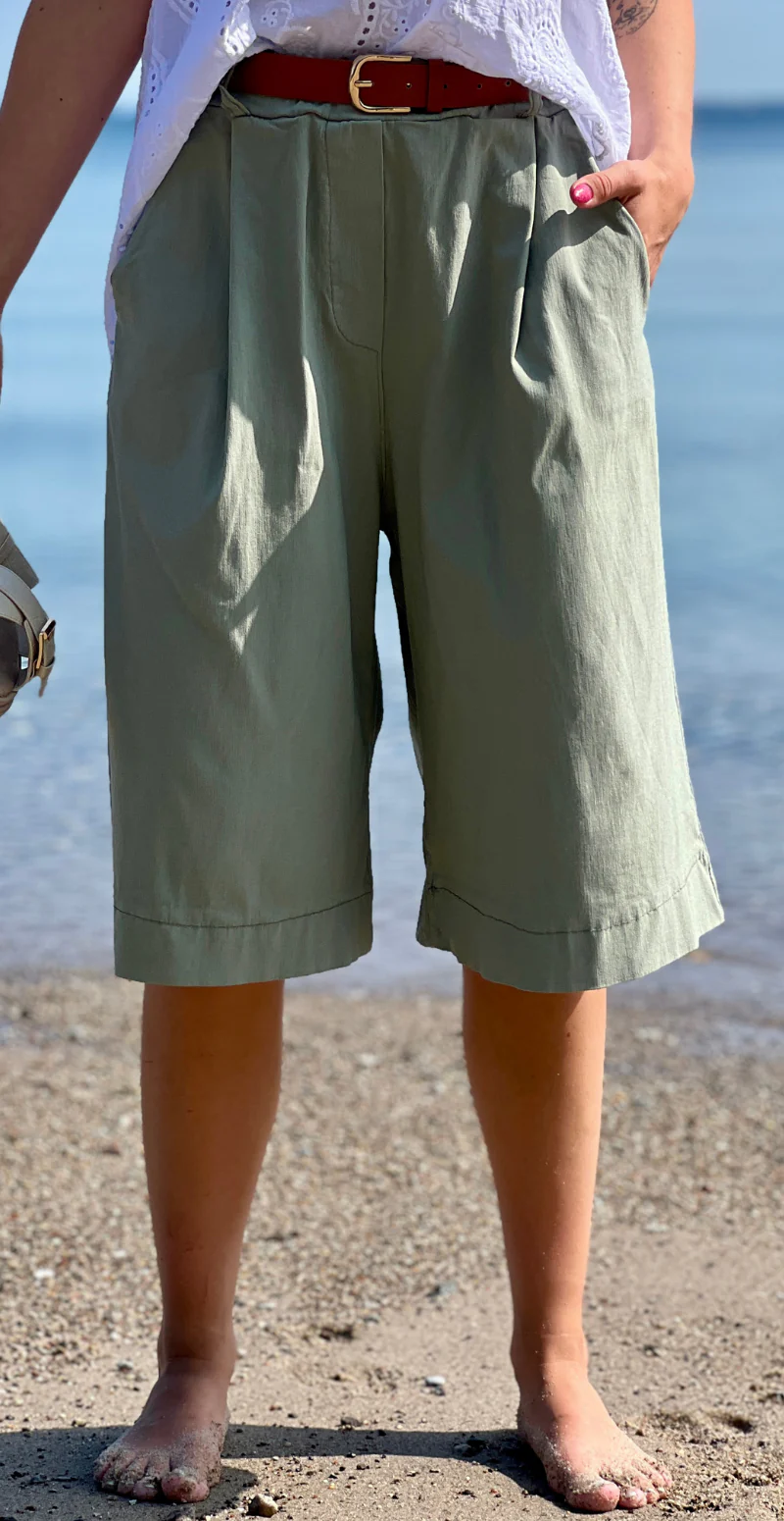 Forudbestil uge 28/29 Emma bermuda ensfarvet shorts og bælte khaki LikeLondon - Image 5