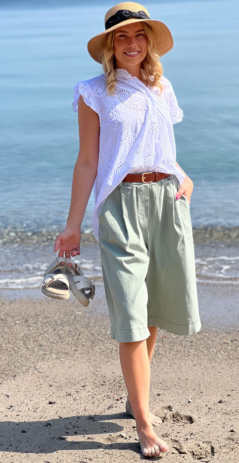 Forudbestil uge 28/29 Emma bermuda ensfarvet shorts og bælte khaki LikeLondon - Image 8