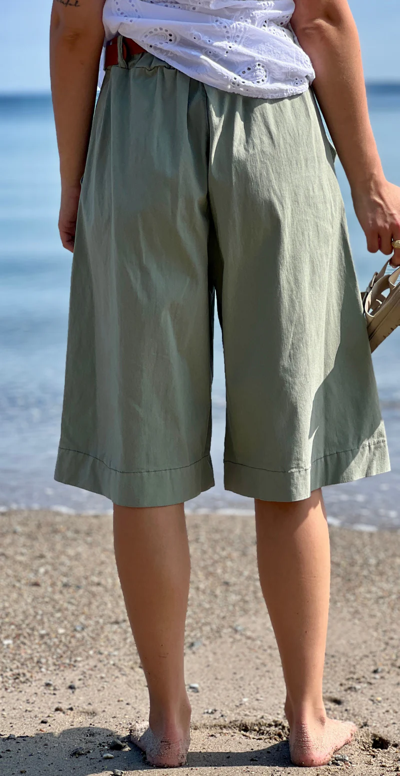Forudbestil uge 28/29 Emma bermuda ensfarvet shorts og bælte khaki LikeLondon - Image 9