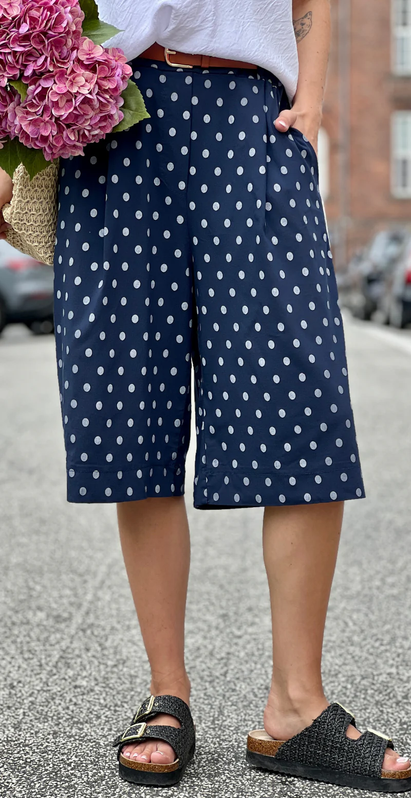 Forudbestil uge 28 Emma bermuda shorts med prikker og bælte navy LikeLondon - Image 2