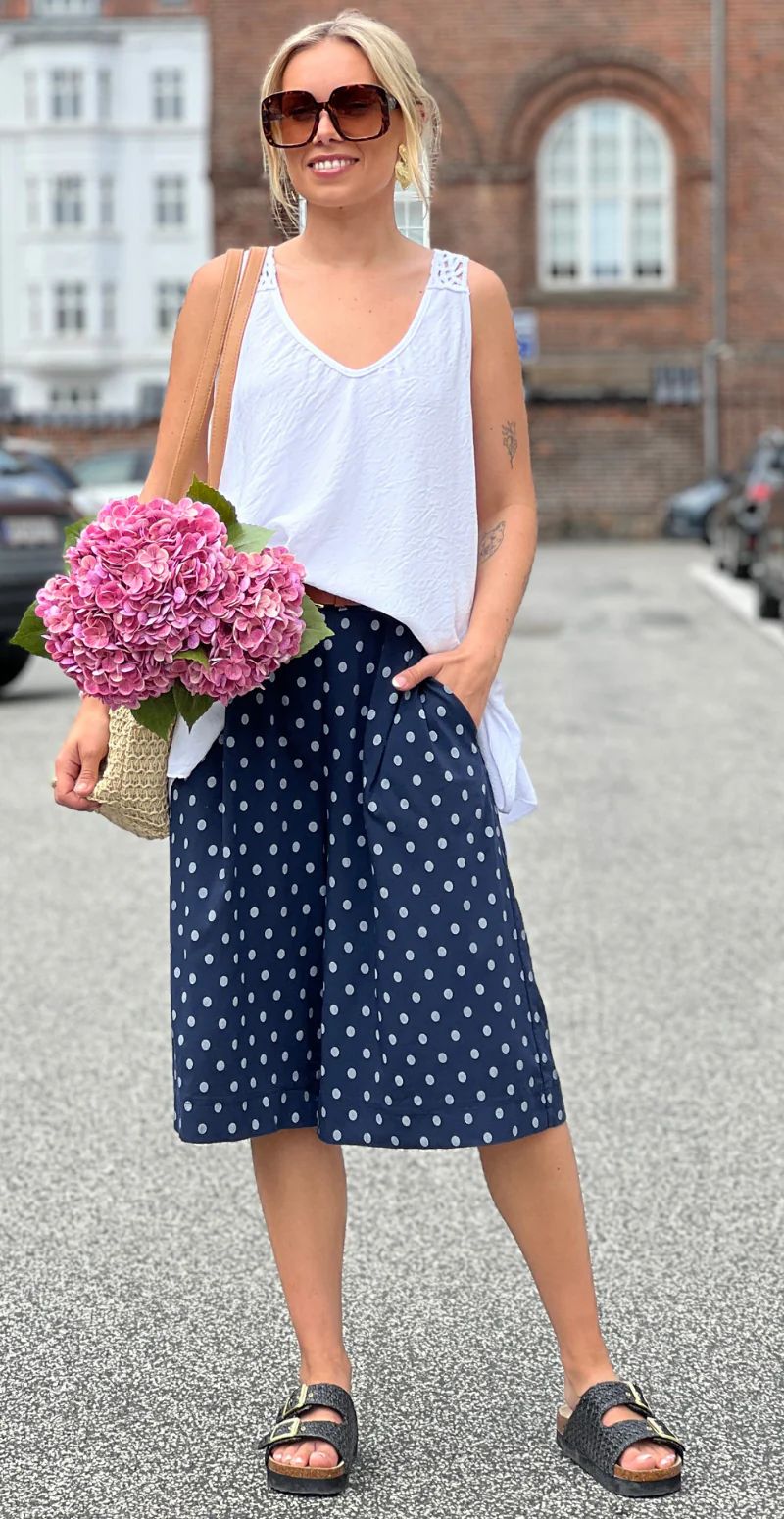 Forudbestil uge 28 Emma bermuda shorts med prikker og bælte navy LikeLondon - Image 3