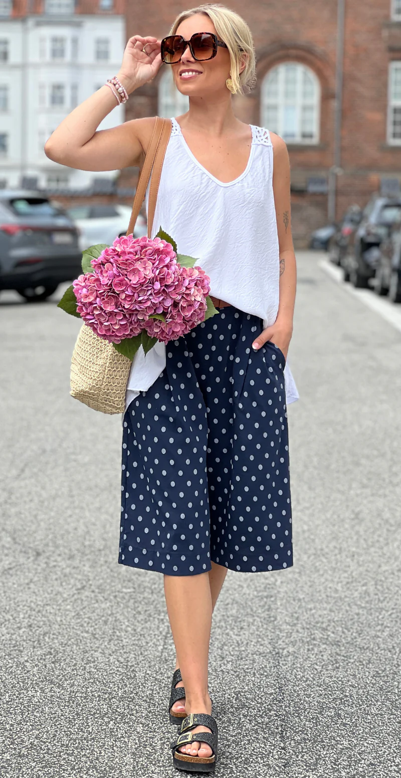 Forudbestil uge 28 Emma bermuda shorts med prikker og bælte navy LikeLondon - Image 5