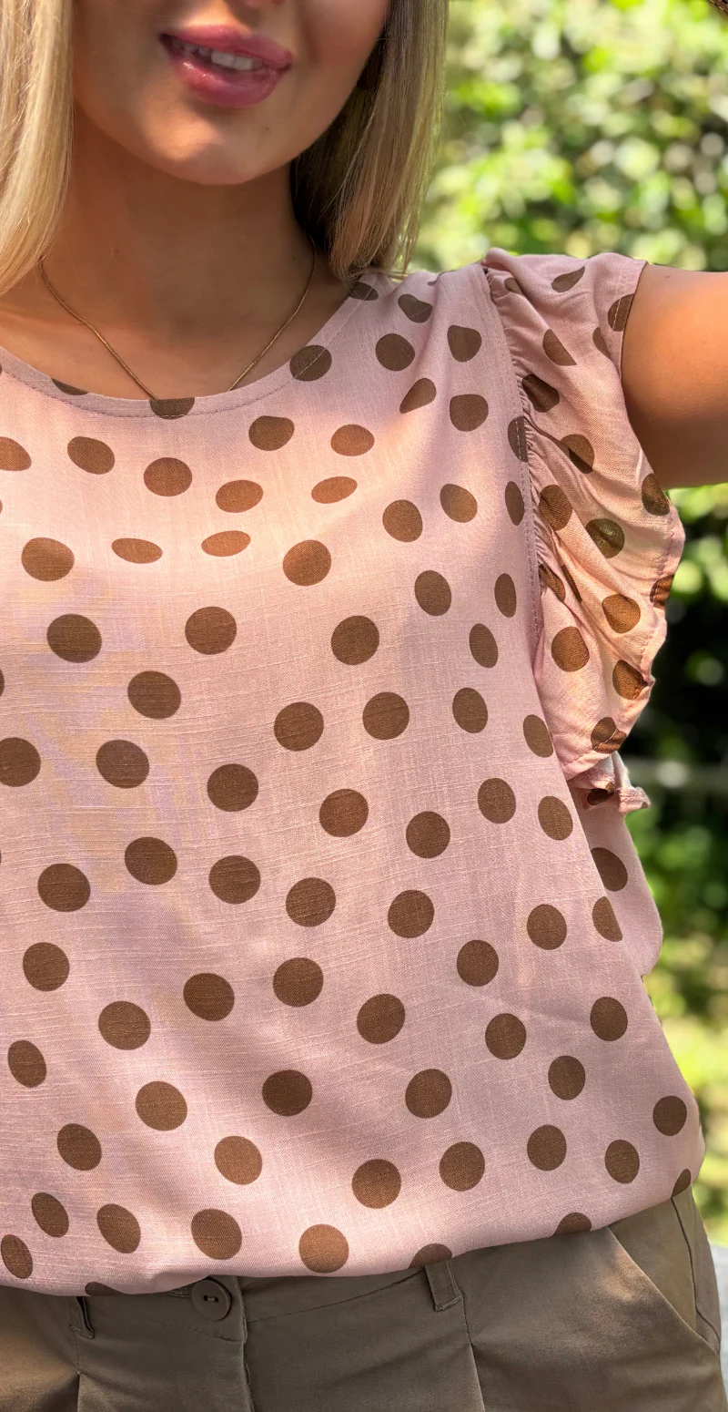 Emmy bluse med prikker og flæseærmer rosa LikeLondon - Image 3