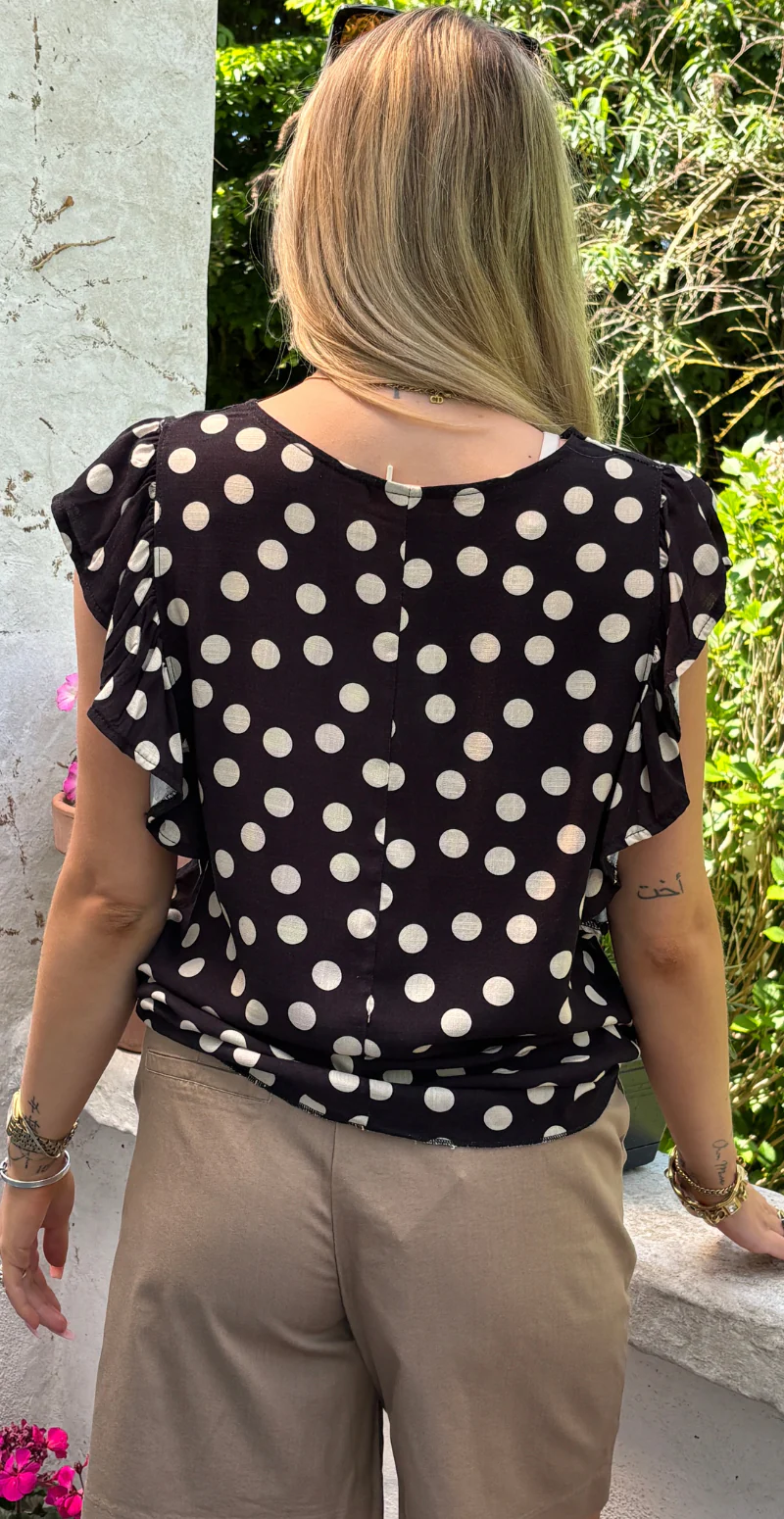 Emmy bluse med prikker og flæseærmer sort LikeLondon - Image 8