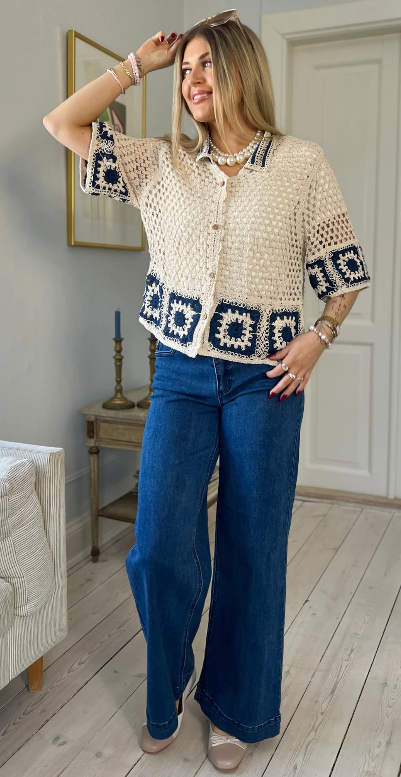 Essa kortærmet cardigan i crochet med krave beige/navy LikeLondon - Image 4