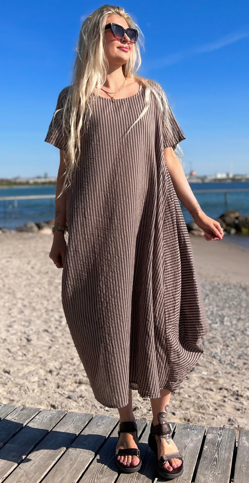 Esther kjole med striber og ekstra vidde i siden brun LikeLondon - Image 3