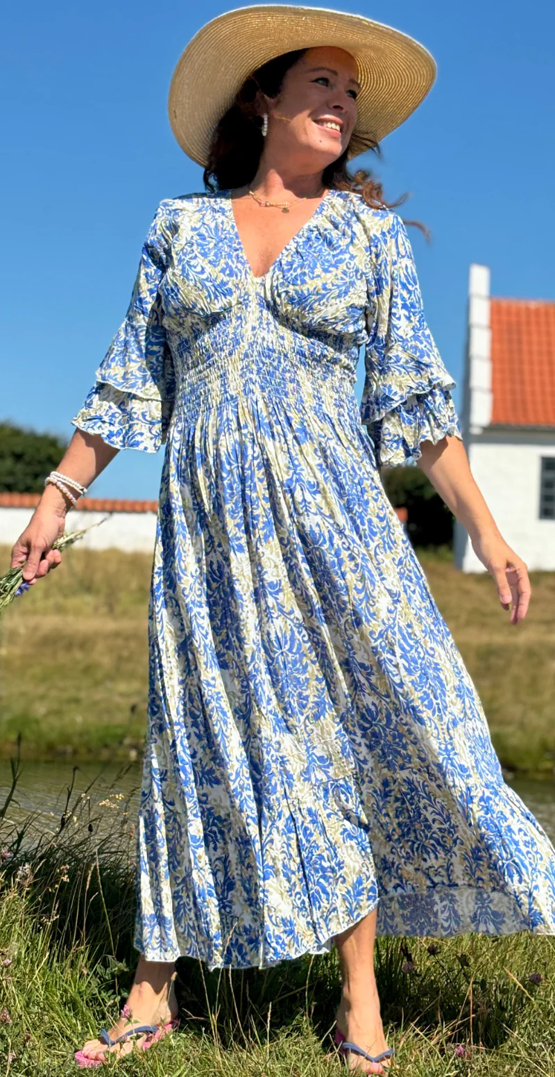 Esther lang mønstret kjole med smock i taljen og flæseærme blå LikeLondon - Image 2