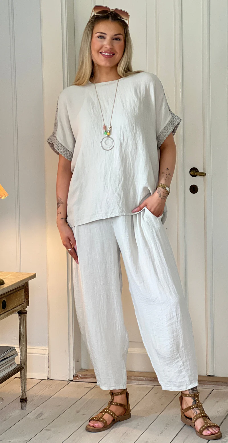 Ethel bluse med hæklede detaljer og halskæde beige LikeLondon - Image 3