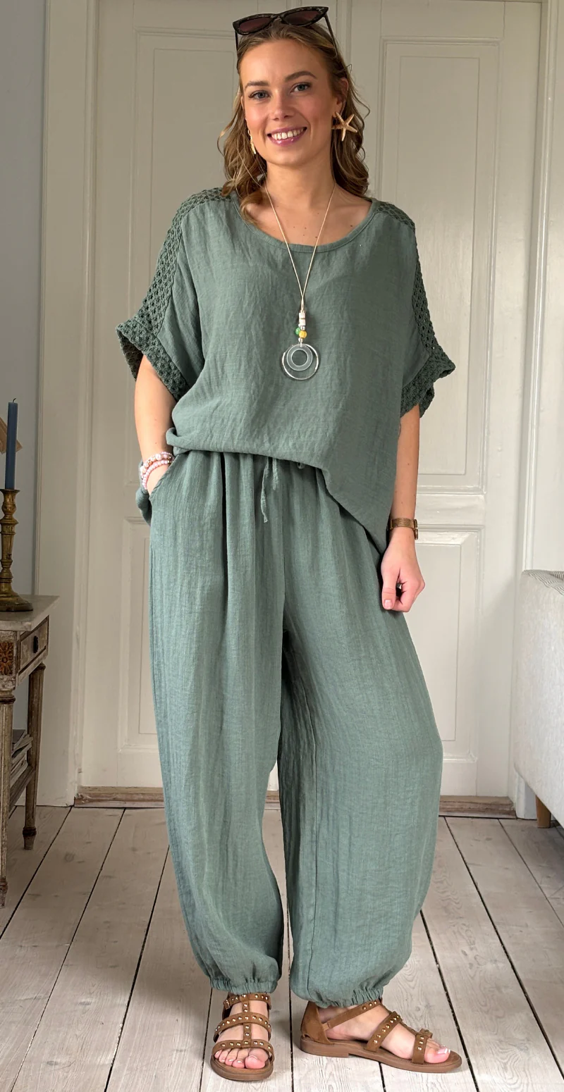 Ethel bluse med hæklede detaljer og halskæde light militare LikeLondon - Image 2