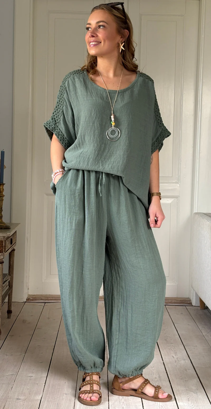 Ethel bluse med hæklede detaljer og halskæde light militare LikeLondon - Image 3