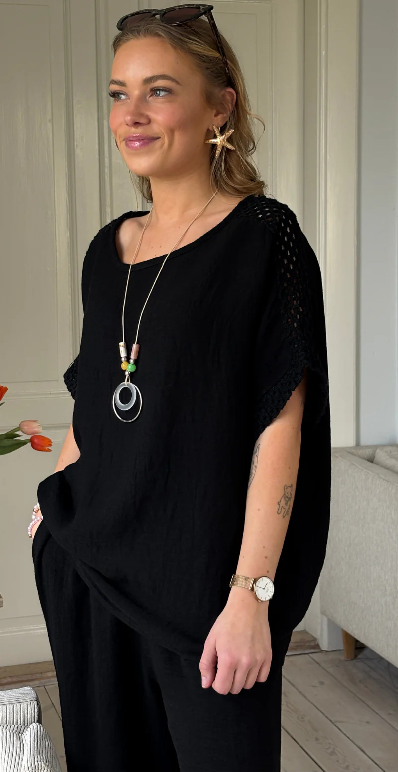 Ethel bluse med hæklede detaljer og halskæde sort LikeLondon - Image 4