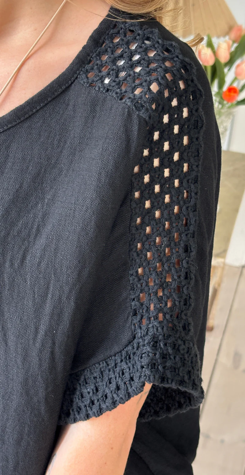 Ethel bluse med hæklede detaljer og halskæde sort LikeLondon - Image 7
