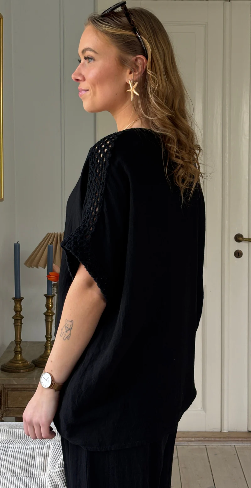 Ethel bluse med hæklede detaljer og halskæde sort LikeLondon - Image 8