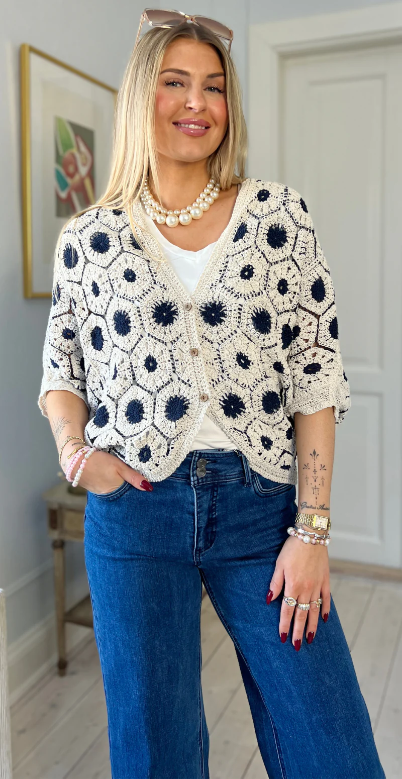 Etina kort cardigan med hæklet mønster og træknapper navy LIkeLondon - Image 3