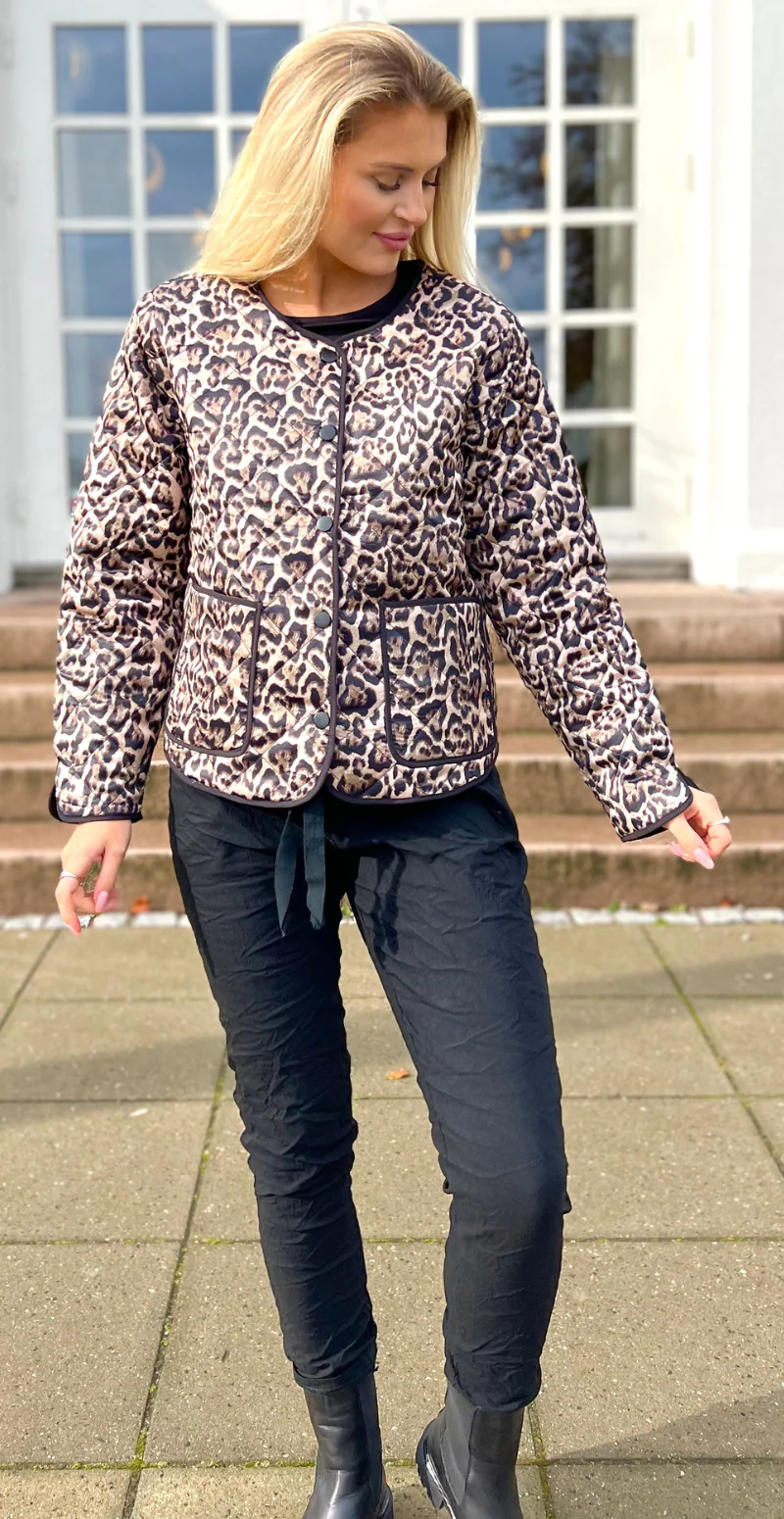 Fia jakke med lommer og leopardprint sort