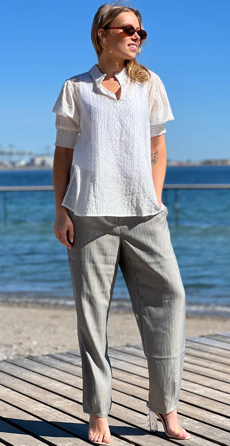 Flory bluse med smock på ærmerne og prikker brilliant white w. silver Freequent - Image 6