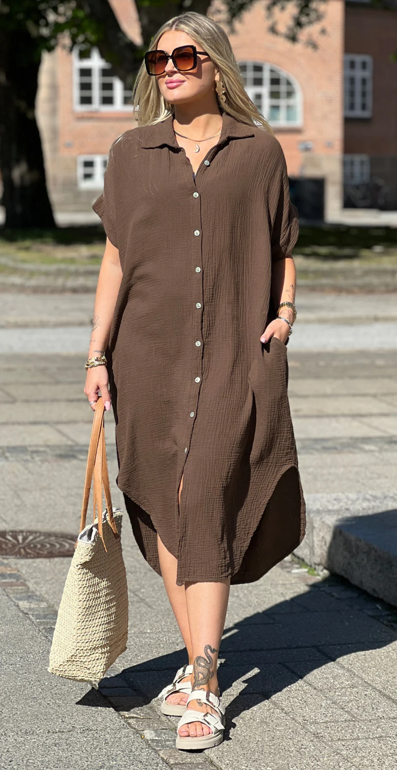 Ella gennemknappet kjole i musselin brun LikeLondon - Image 2