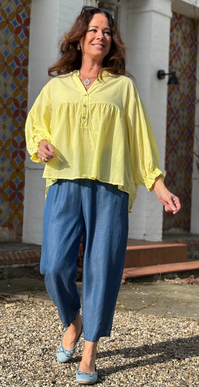 Francie bluse med knapper og ballonærmer gul LikeLondon - Image 4
