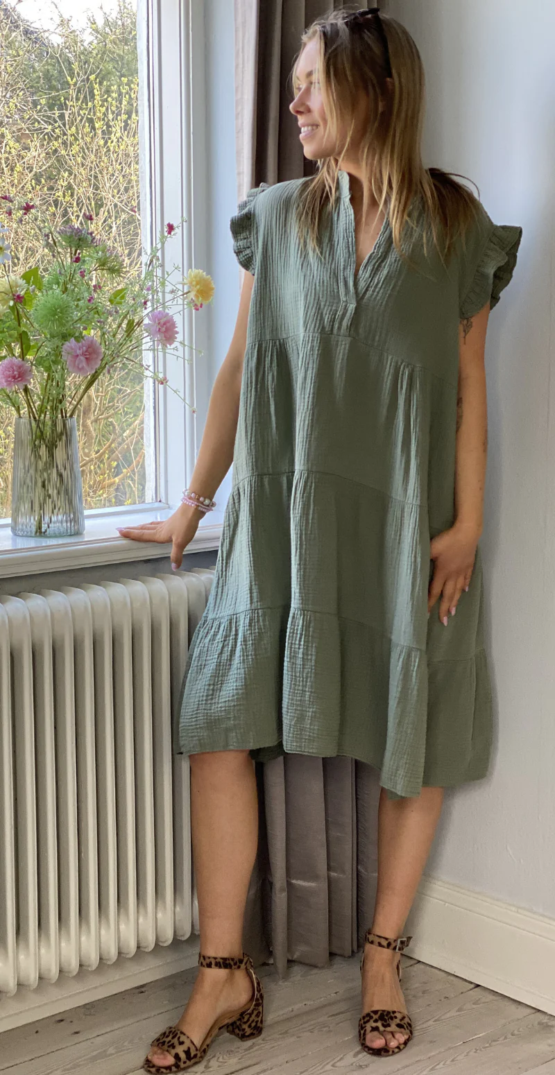 Fransiska kort kjole med peplum og korte ærmer khaki LikeLondon - Image 4